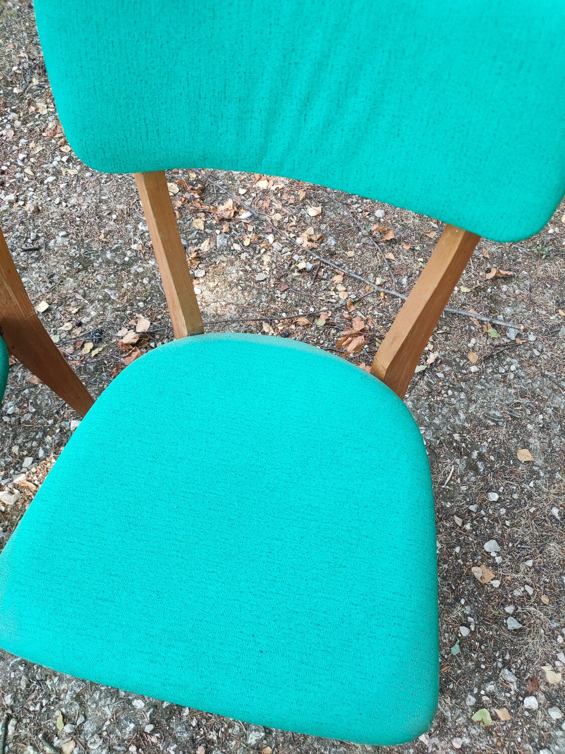 Set of 4 vintage chairs in wood and imitation blue leather dating from the 50s. Wooden structure. Seat and backrest in imitation leather 2 mint green and 2 yellow. Seating dimension: 46 cm. Good state of conservation, some traces of wear.