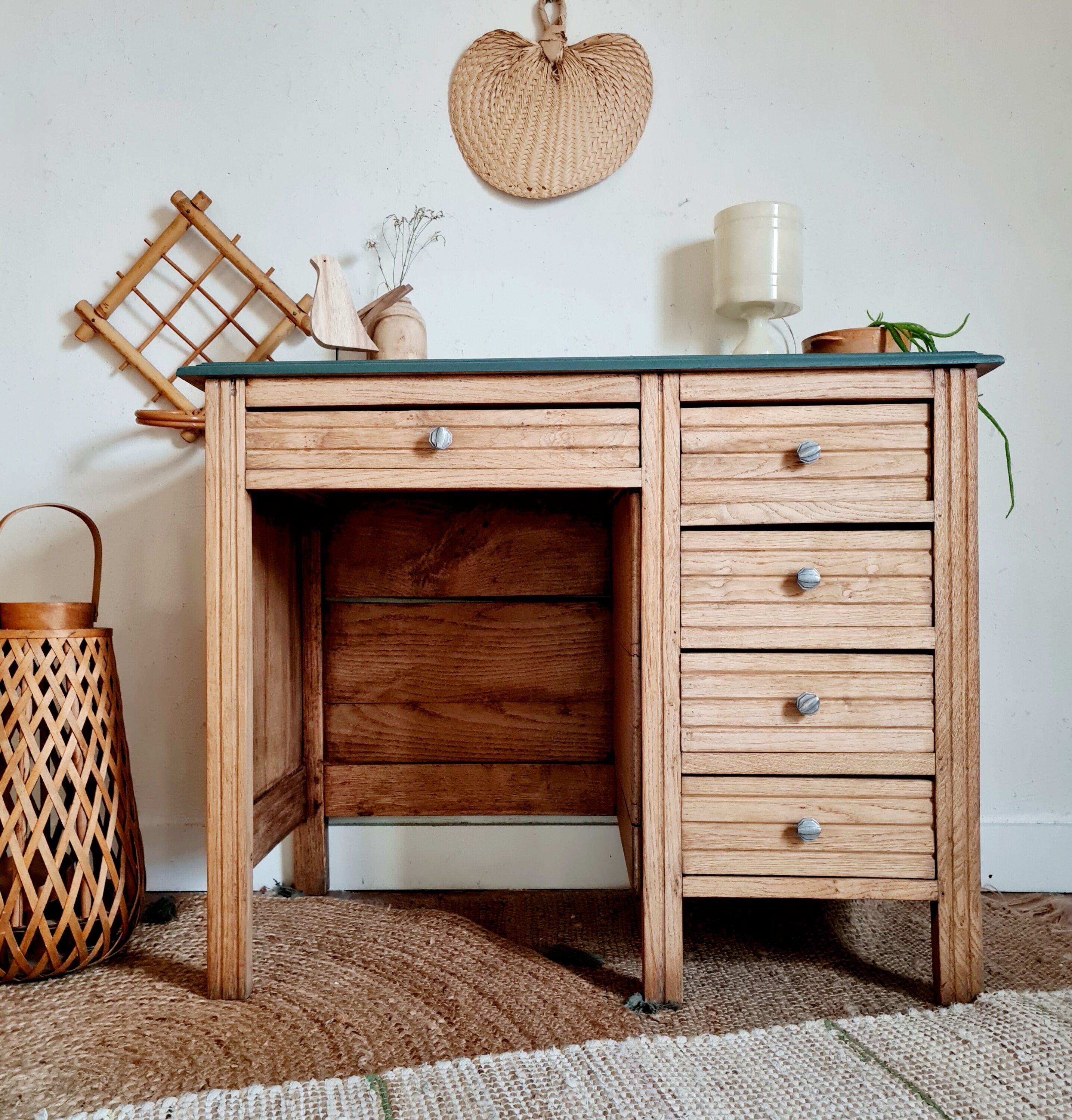 Bureau ancien en bois plateau vert et tiroirs