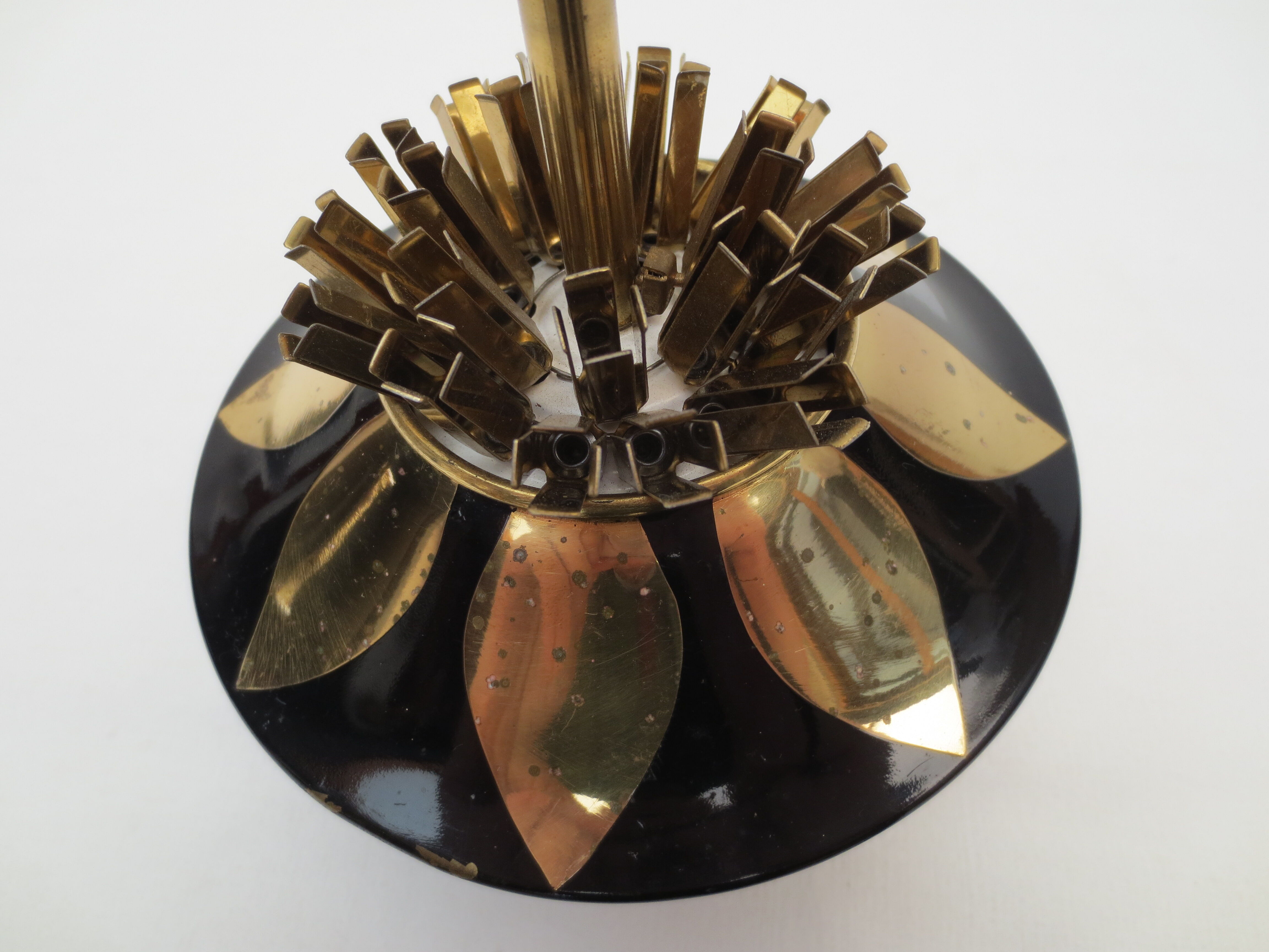 Telescopic cigarette holder in metal mushroom shape