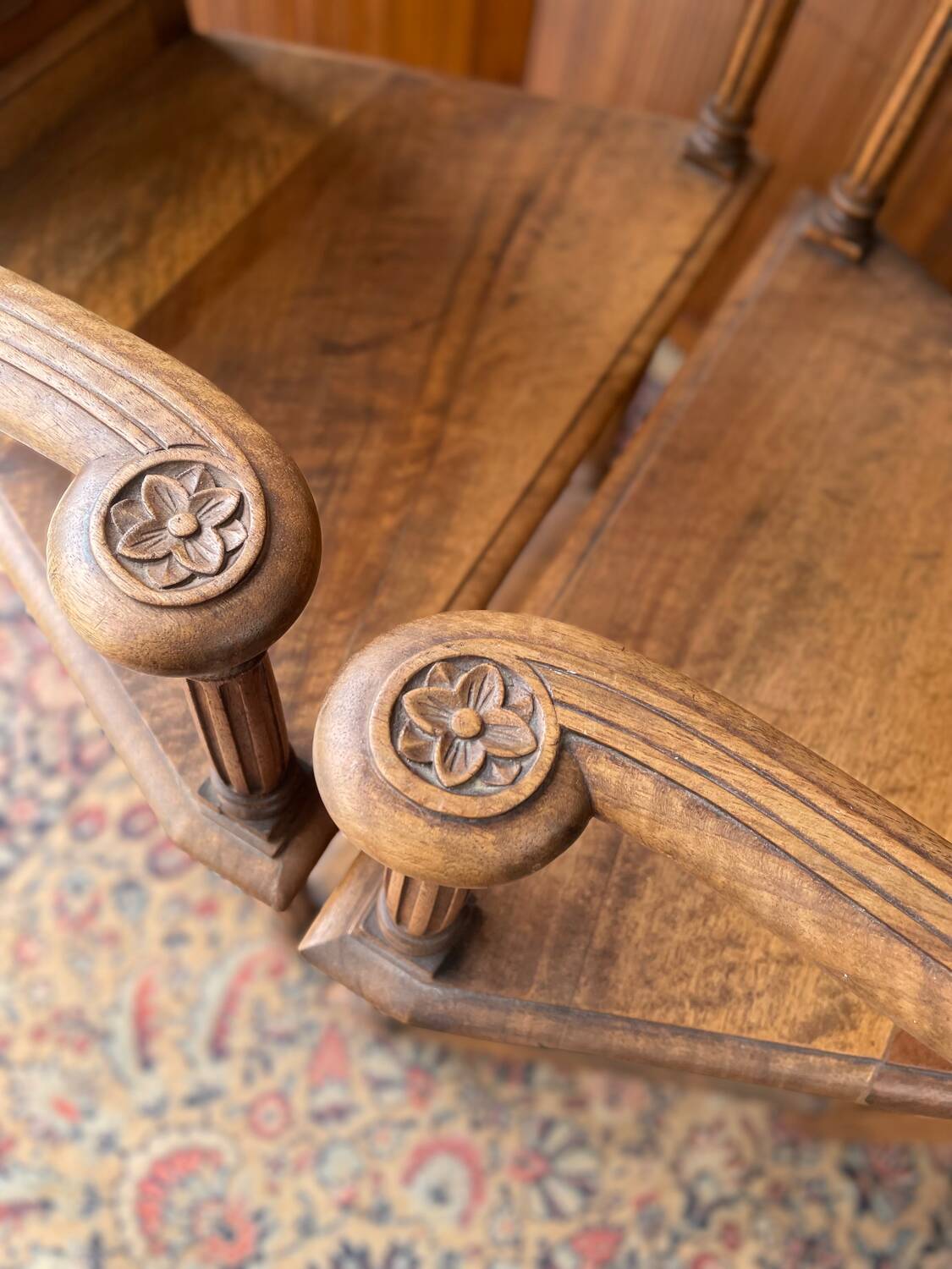 Paire de fauteuils sculptés en noyer de style Renaissance