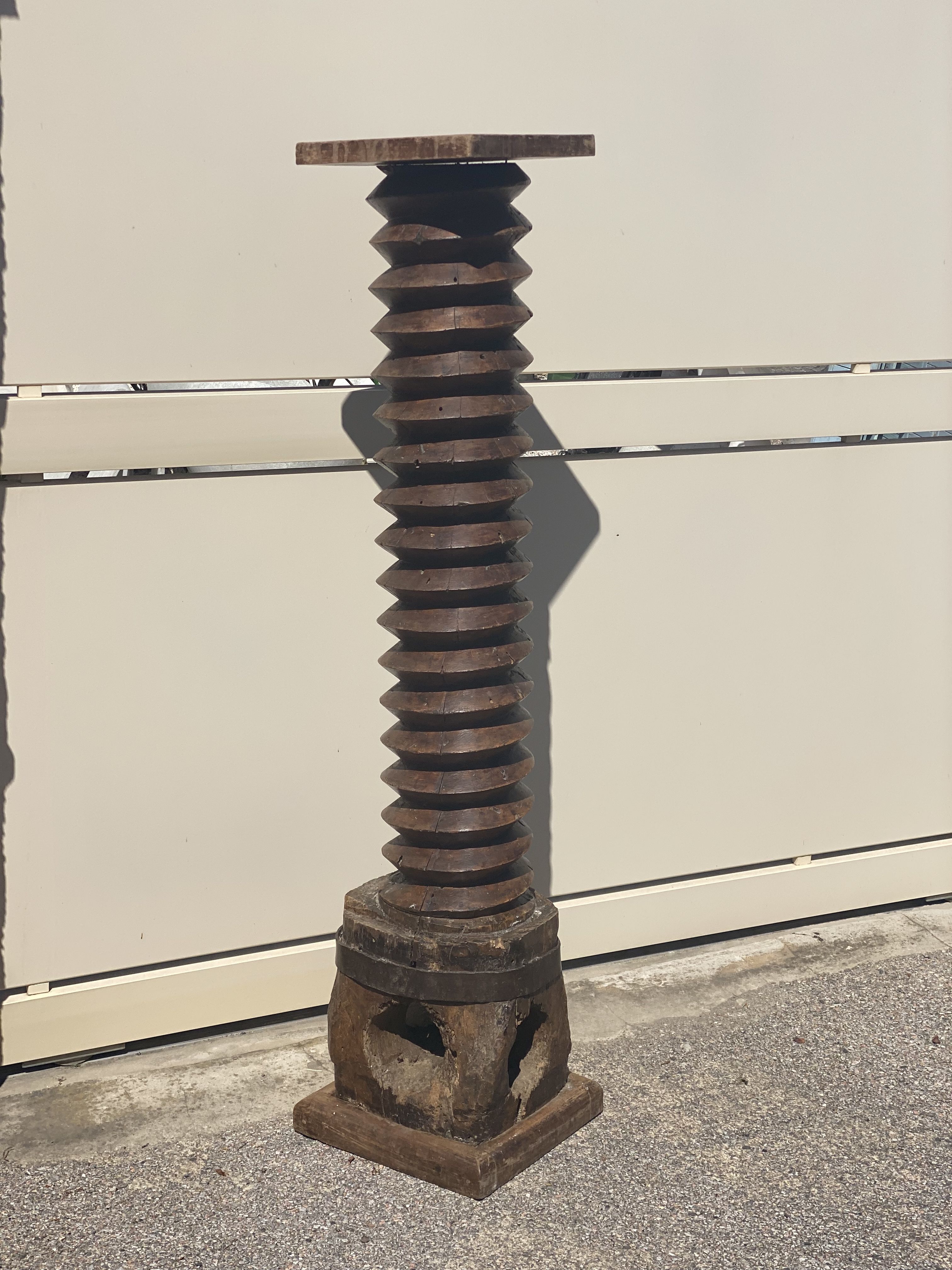 Totem ou sellette réalisée avec une ancienne vis à pressoir fin xixe