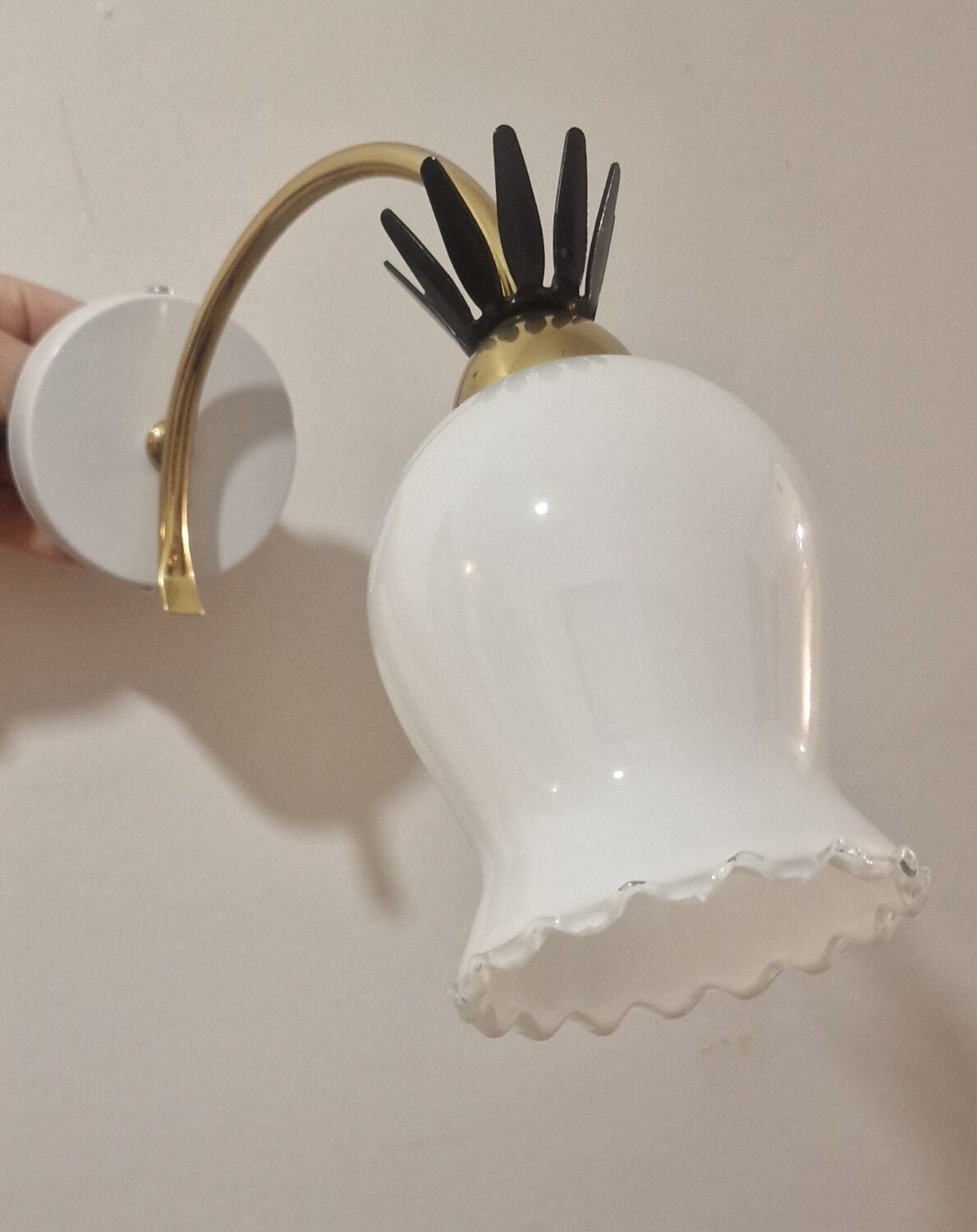 Applique en opaline blanche laiton finition noire