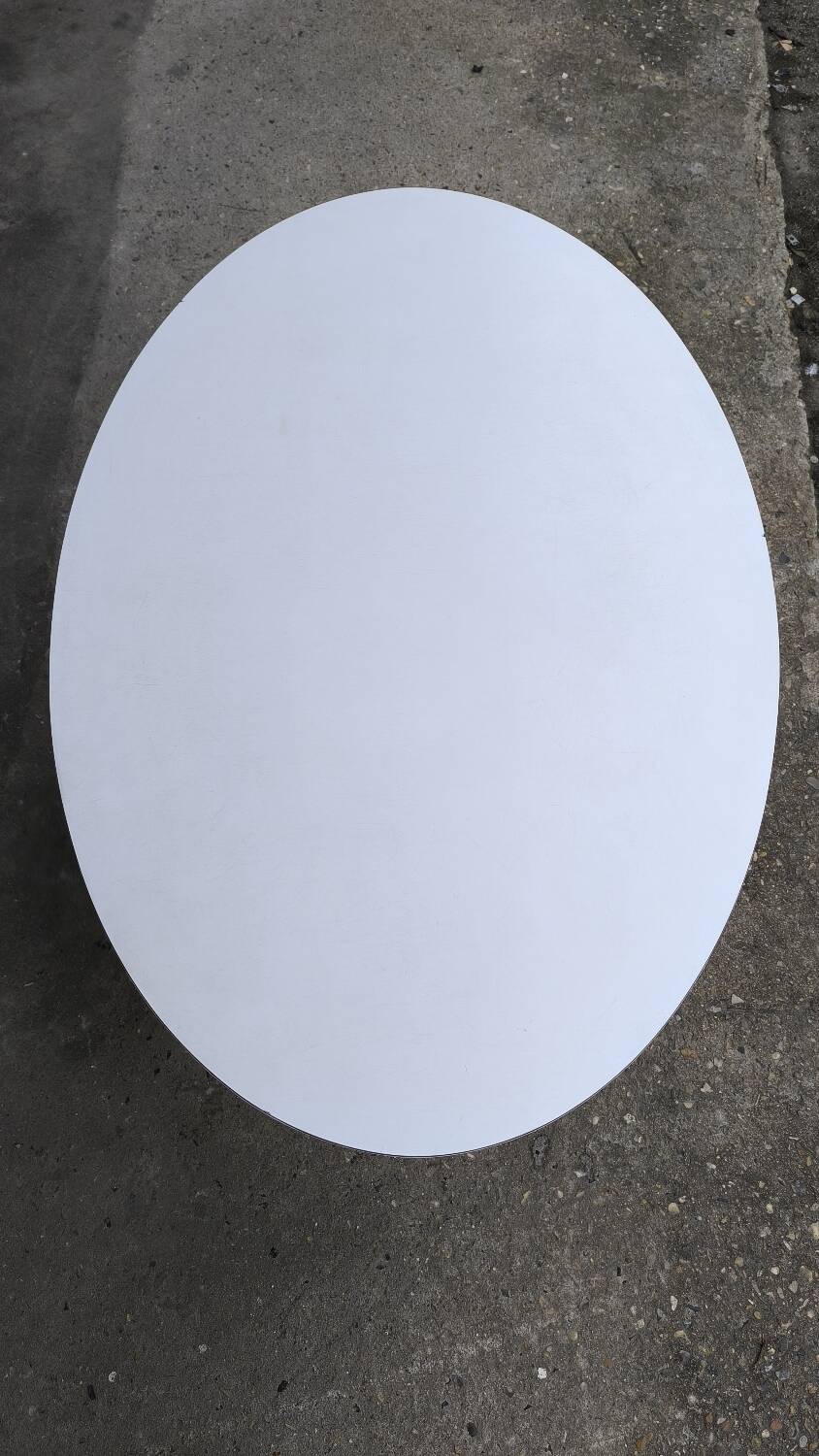 Oval Tulip Coffee Table by Knoll International design Eero Saarinen