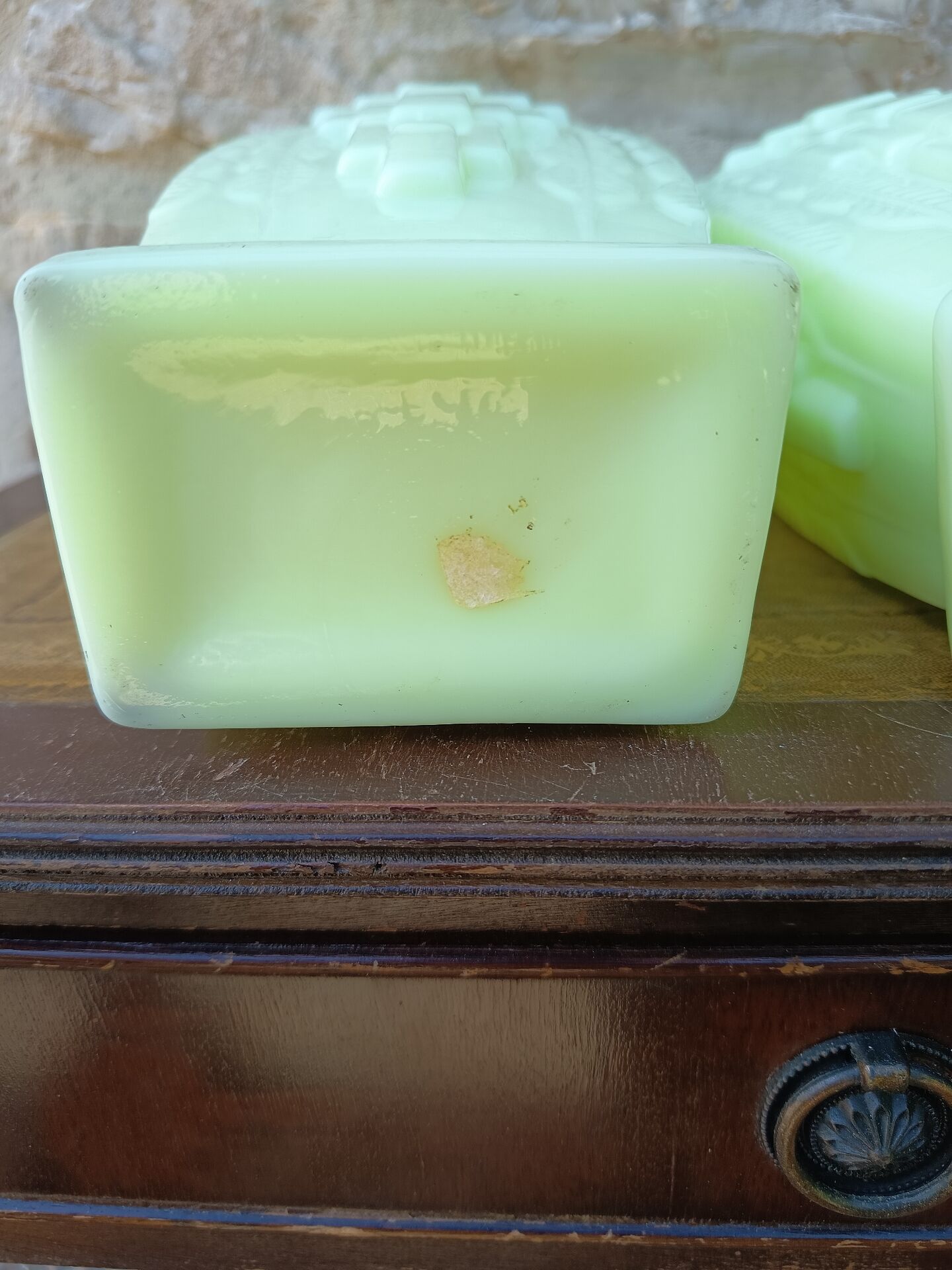 Paire de vases Art Déco en opaline uranifère vers 1930