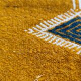 Tapis kilim jaune moutarde à motifs berbères multicolores