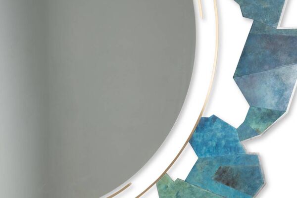 Miroir en bronze et laiton oxydé de forme déstructurée. Contemporain.