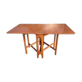 Folding table