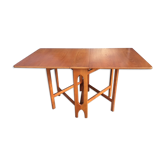 Folding table