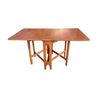 Folding table