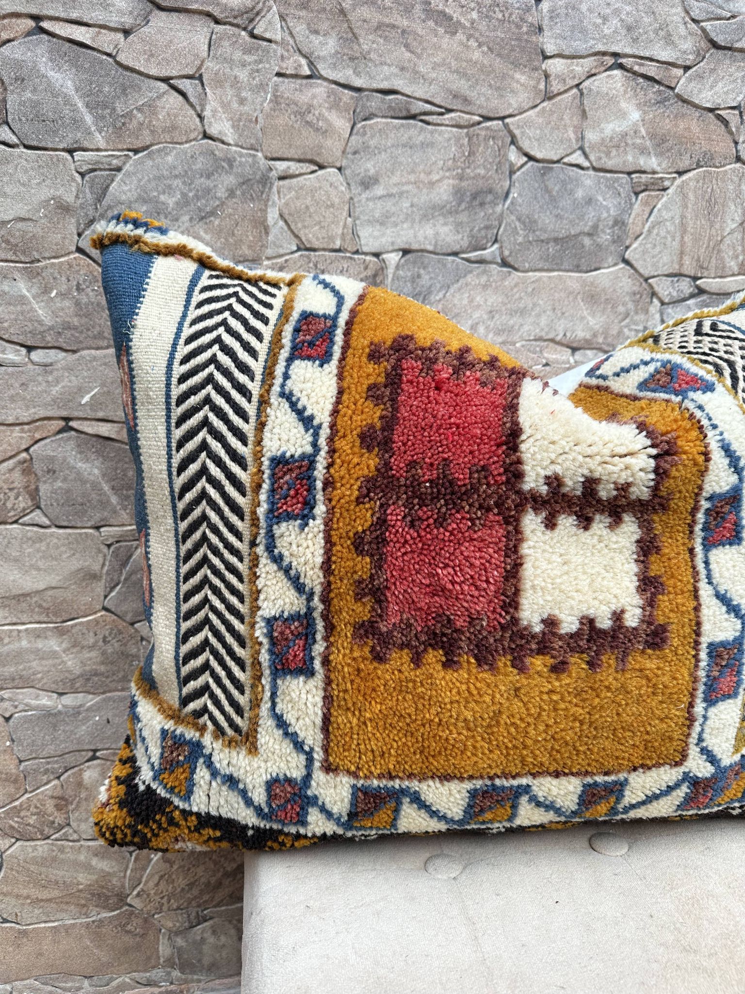 Vintage cushion cover in Berber kilim: Moroccan wool cushion.