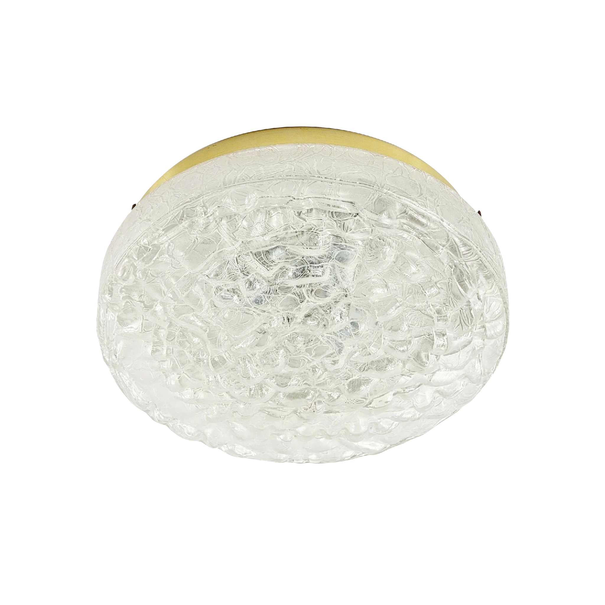 Paire de grands plafonniers en verre de glace Murano de Doria, années 1960.