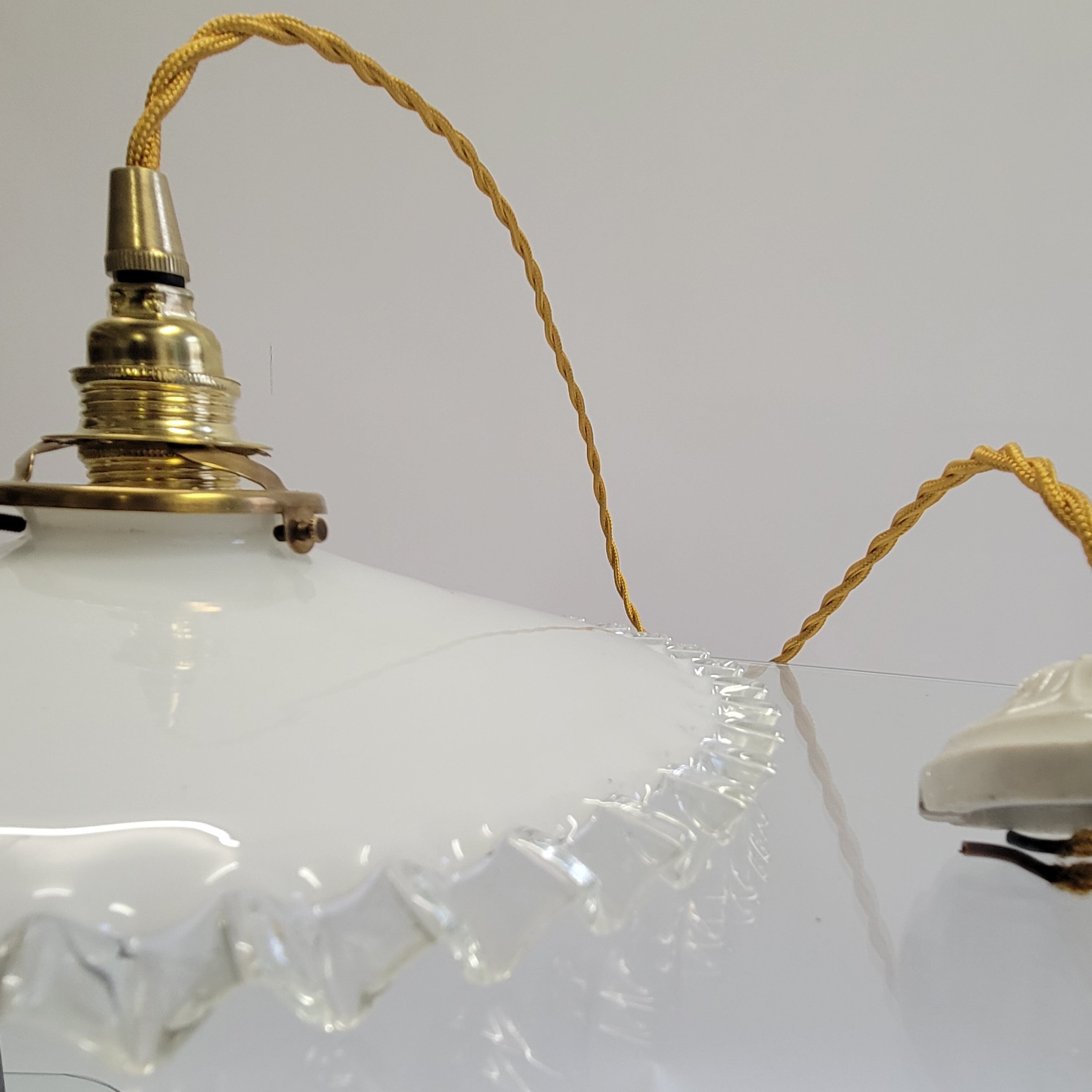 Serrated opaline suspension