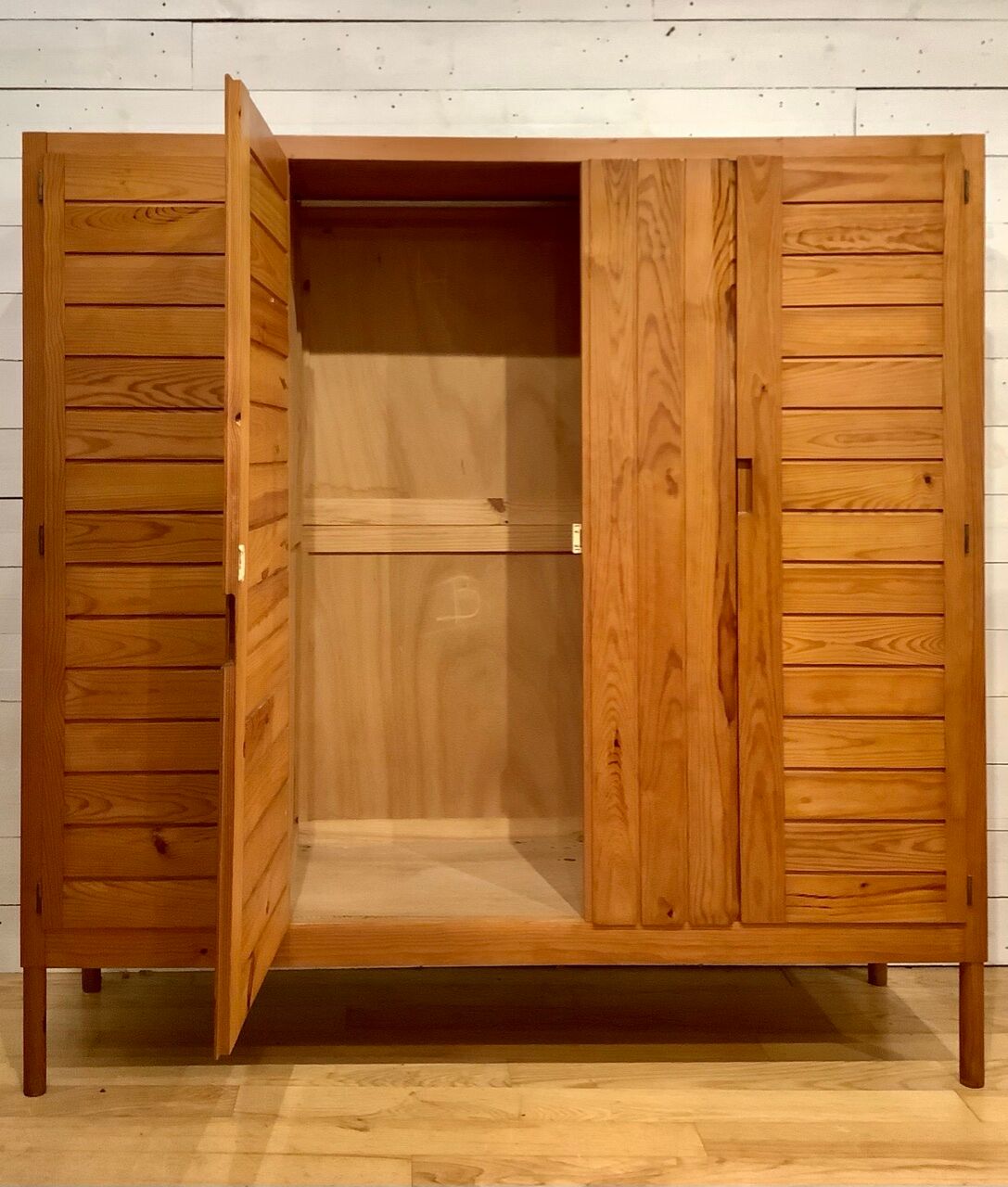 "Weekend" wardrobe in pine of the Landes by Pierre Gautier Delaye for Vergnères, France 1956