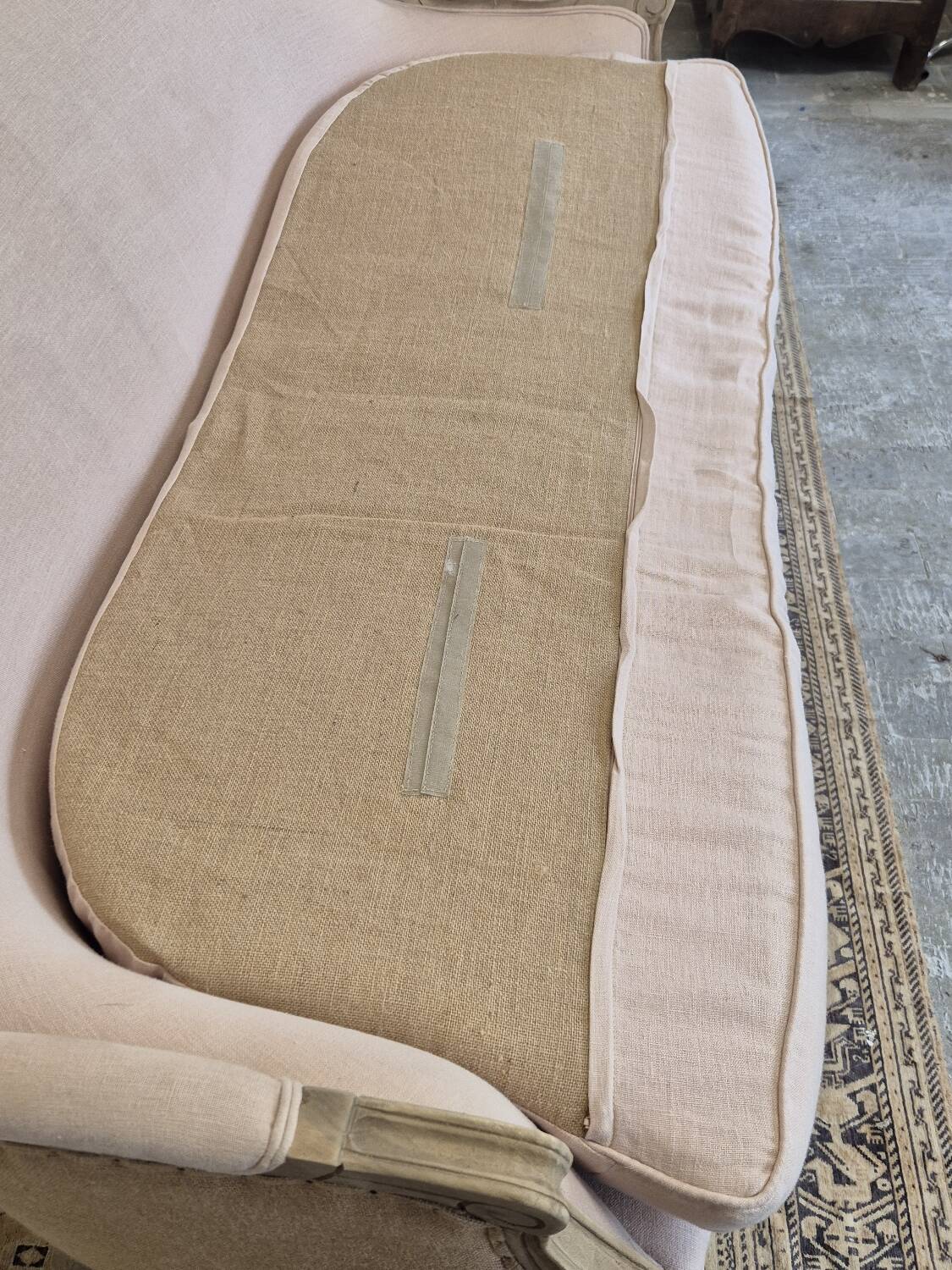 Louis XV style bench sofa in pink fabric and burlap