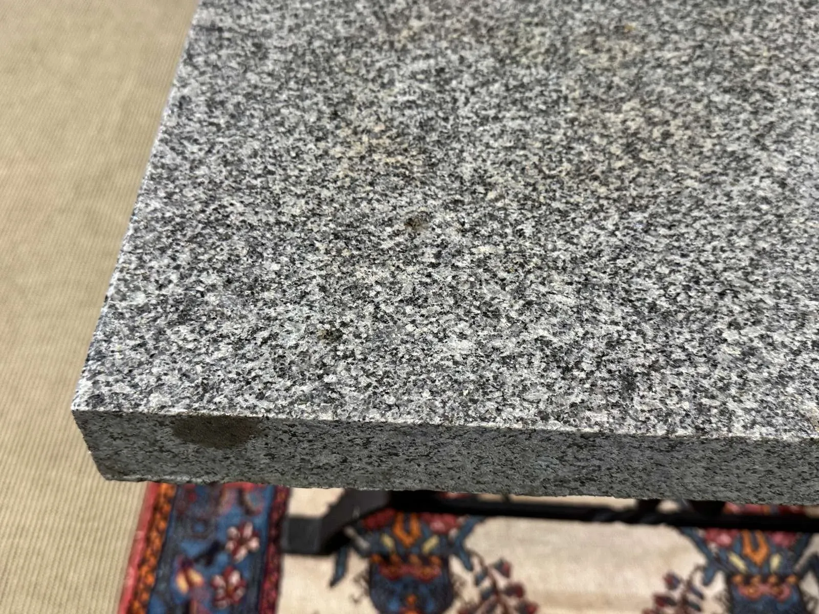 Table en marbre et piétement fonte
