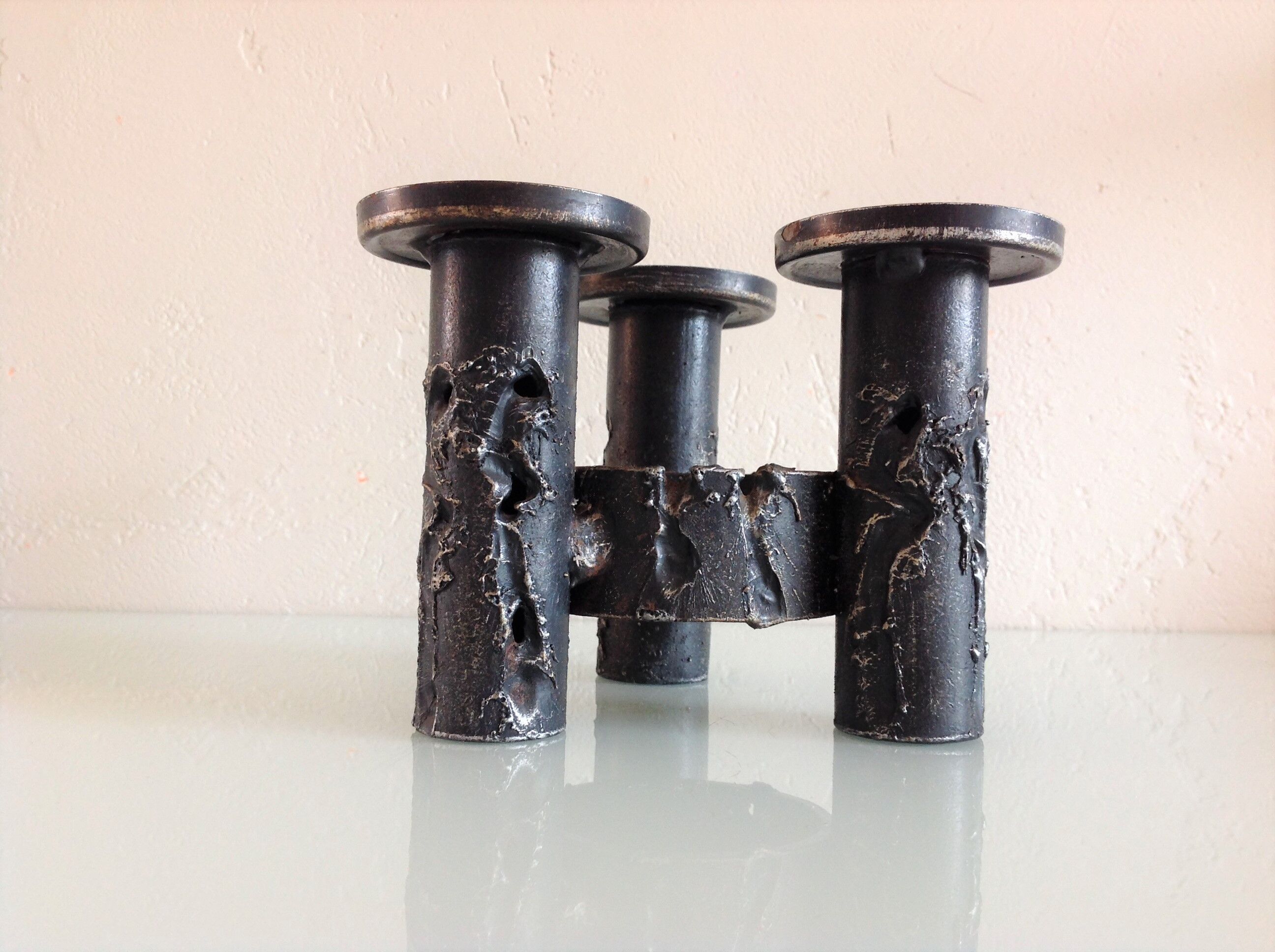 Brutalist candle holder tripod in black metal / vintage 60s-70s