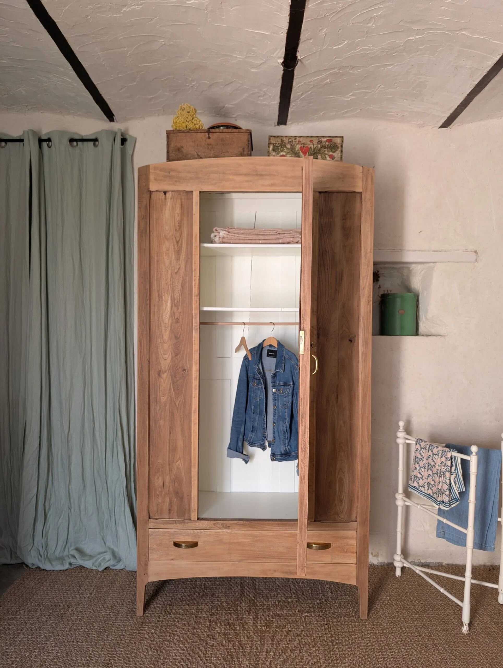 Bonnetière parisienne ancienne avec miroir en bois brut restauré