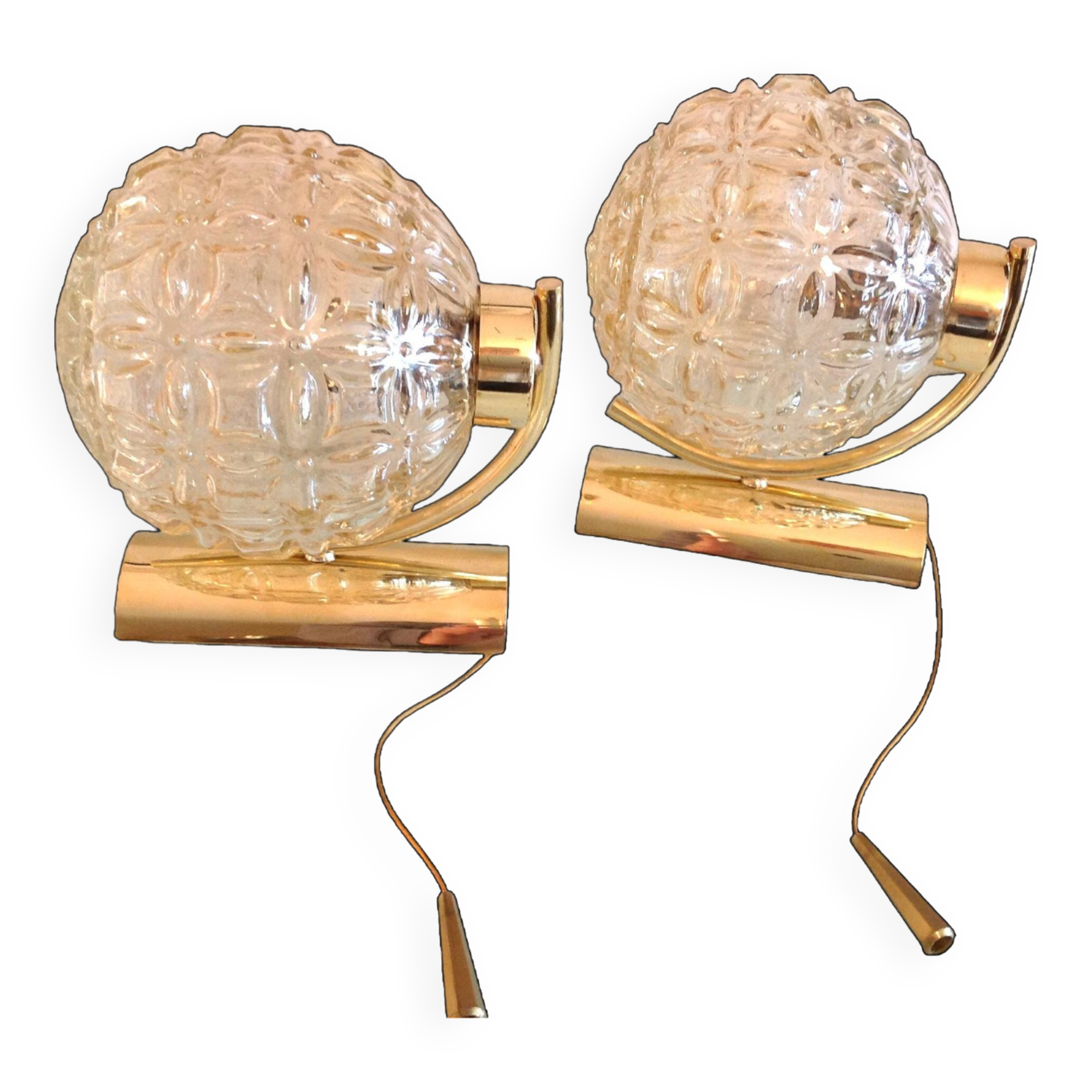 Paire d'appliques en laiton et globes en verre ambré structuré / vintage années 60-70