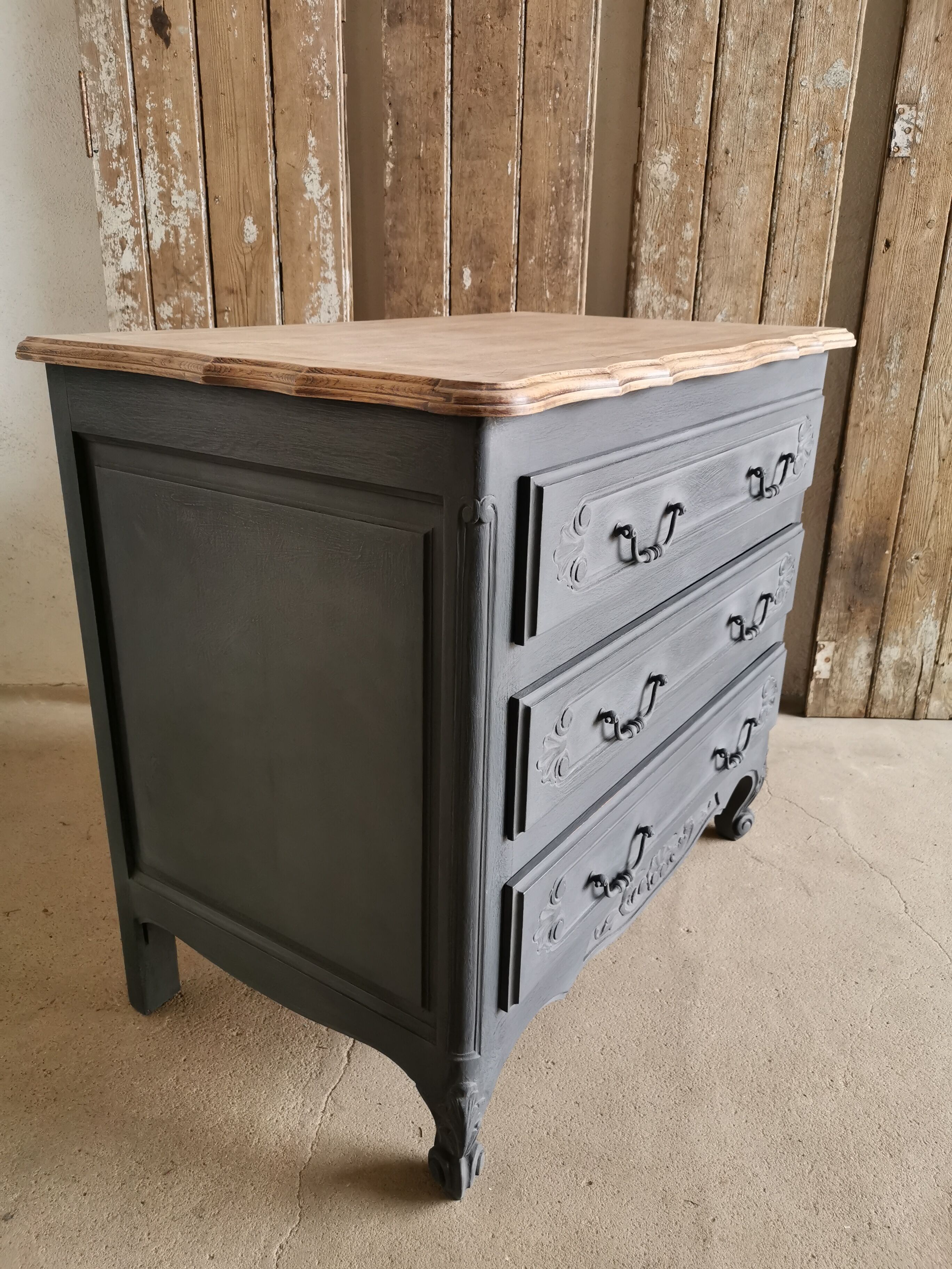 Antique chest of drawers