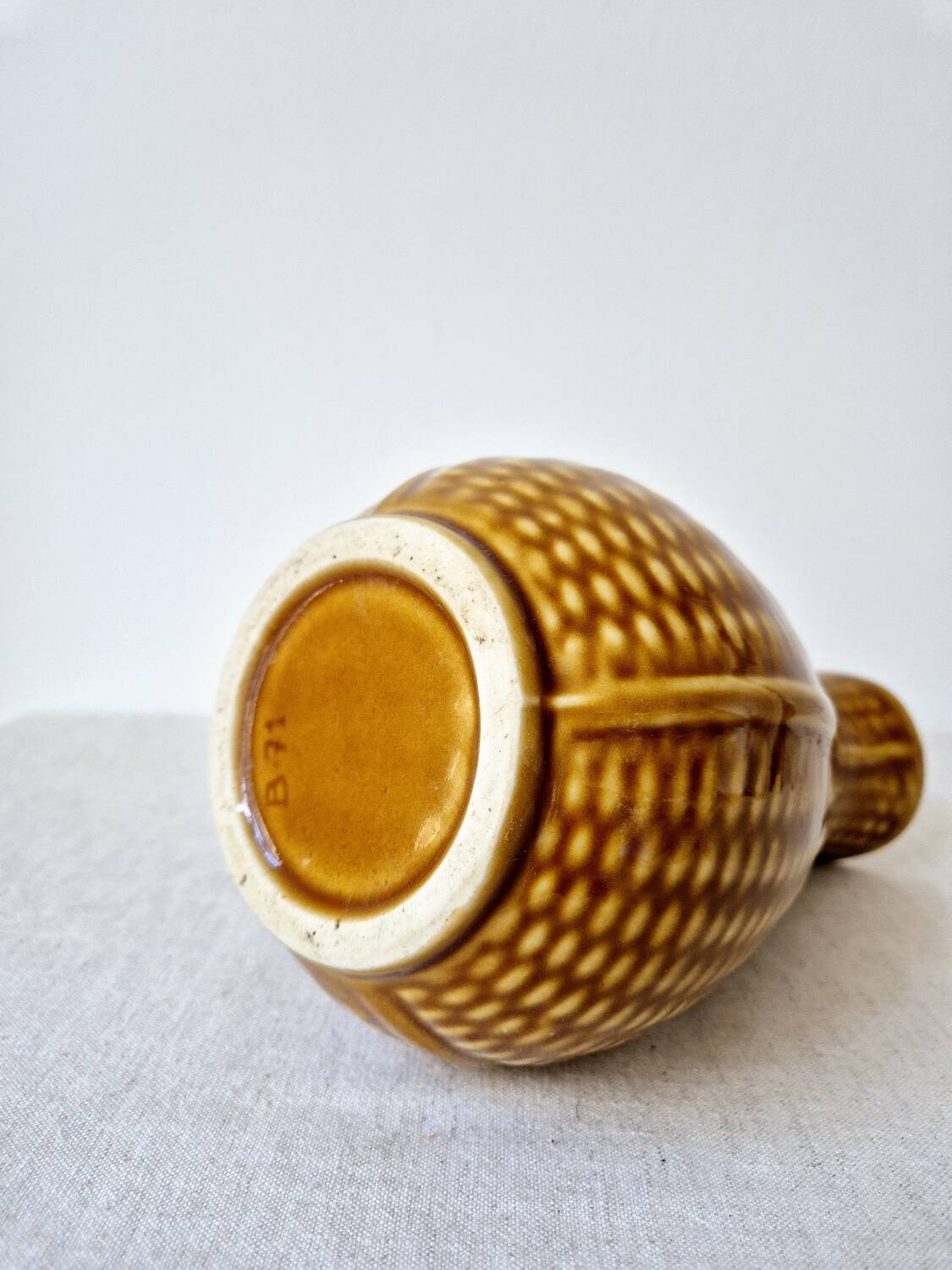 Ceramic "corn grain" pitcher in slip - Vintage