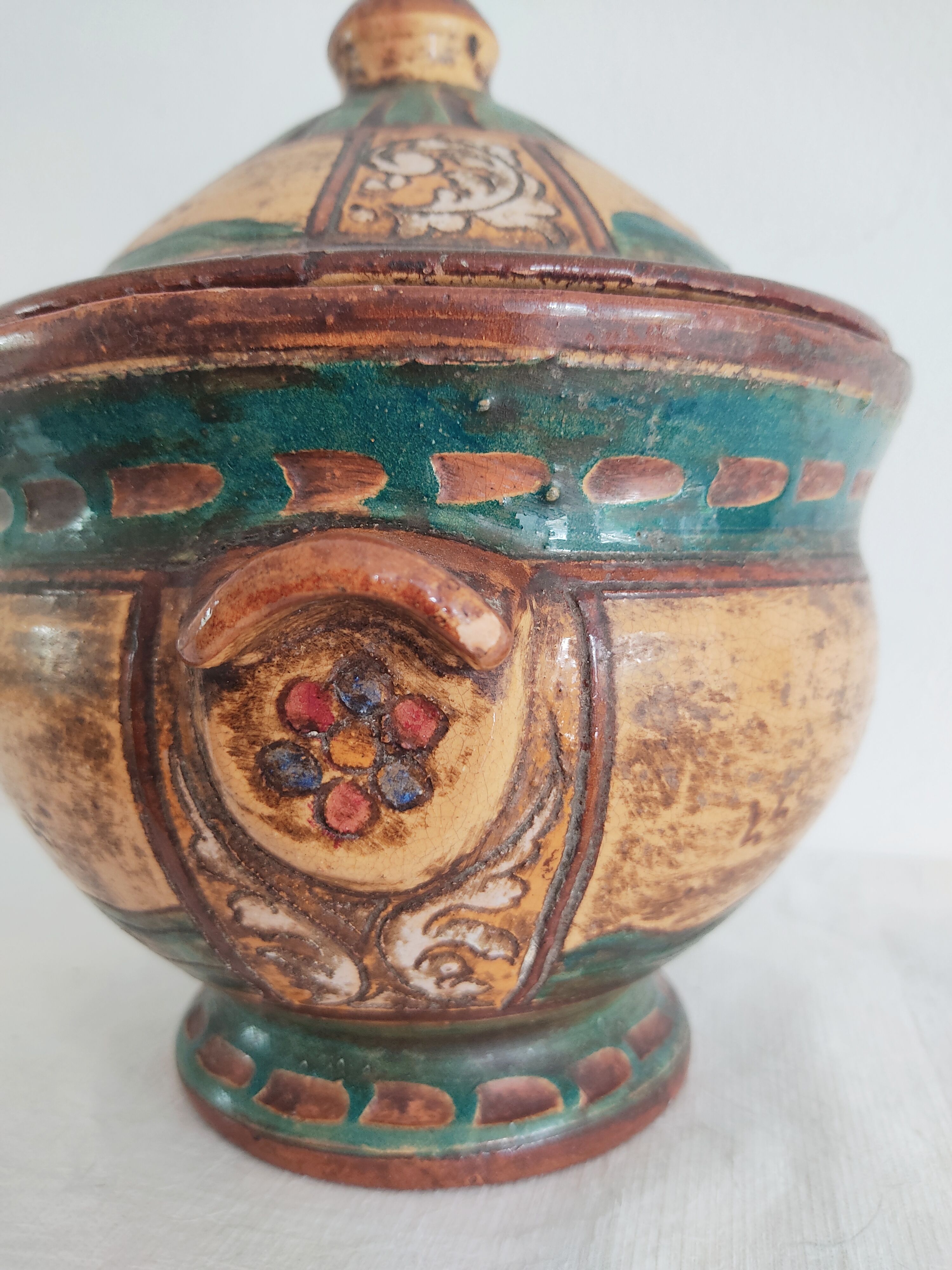 Vintage covered pot with boat décor