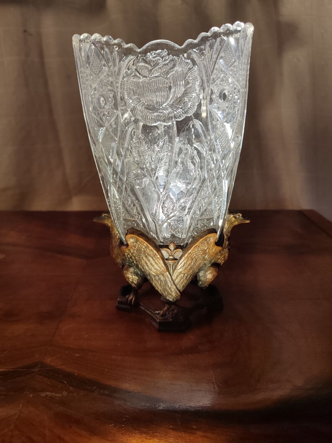 Vase verre pressé sur base bronze