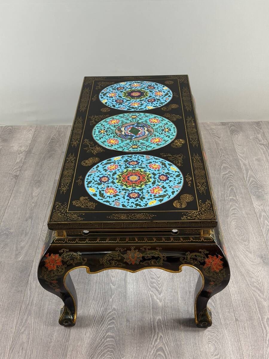 Black lacquered wooden coffee table with cloisonné and polychrome decoration, 20th century.