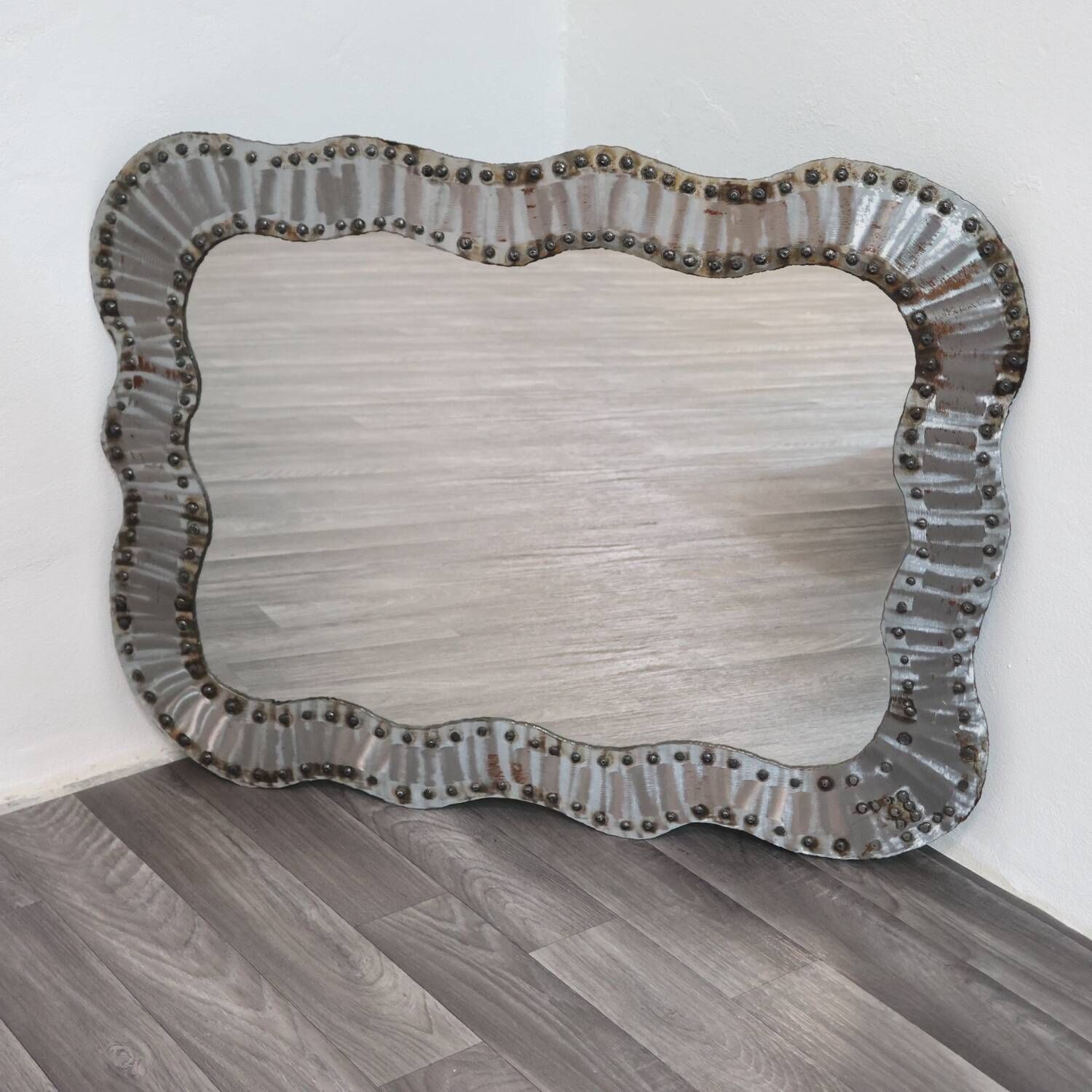 Specchio Da Parete Brutalist Borchiato In Metallo Anni 60 Design Moder