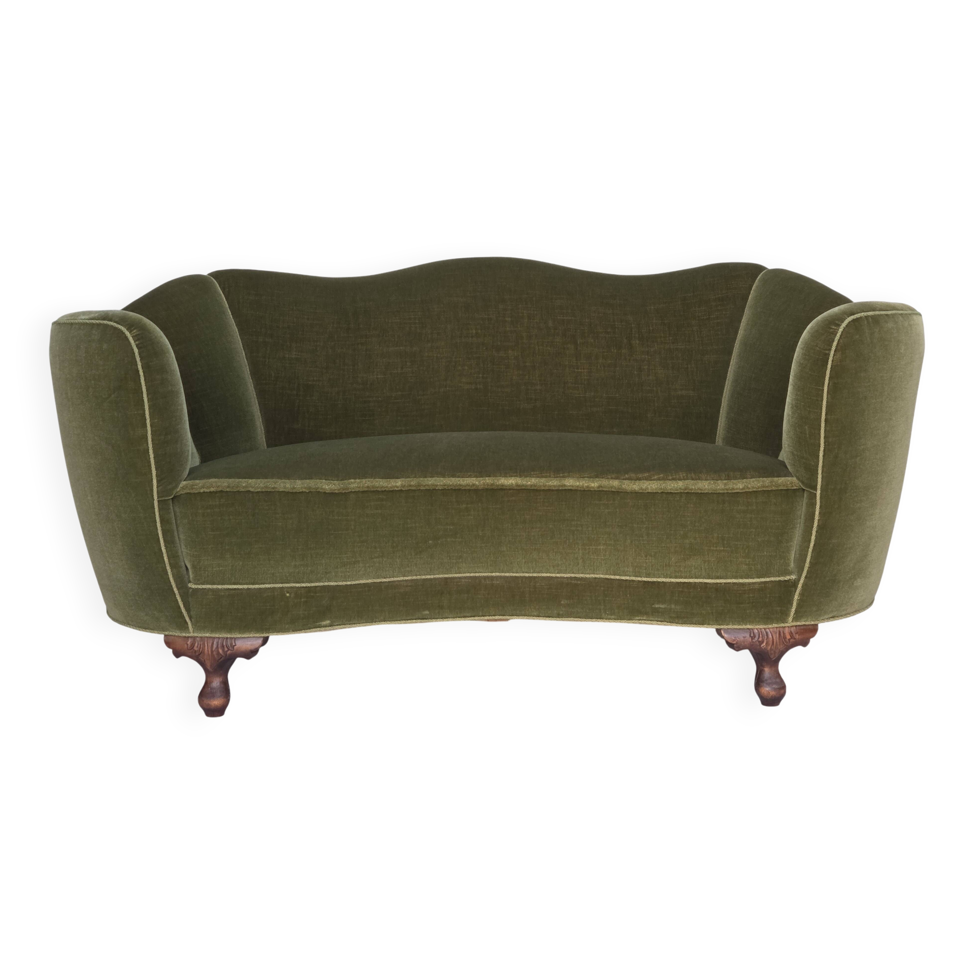 Canapé 2 places incurvé danois des années 1960, revêtement en velours vert, pieds en chêne.