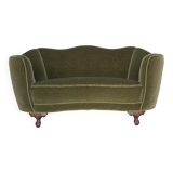 Canapé 2 places incurvé danois des années 1960, revêtement en velours vert, pieds en chêne.