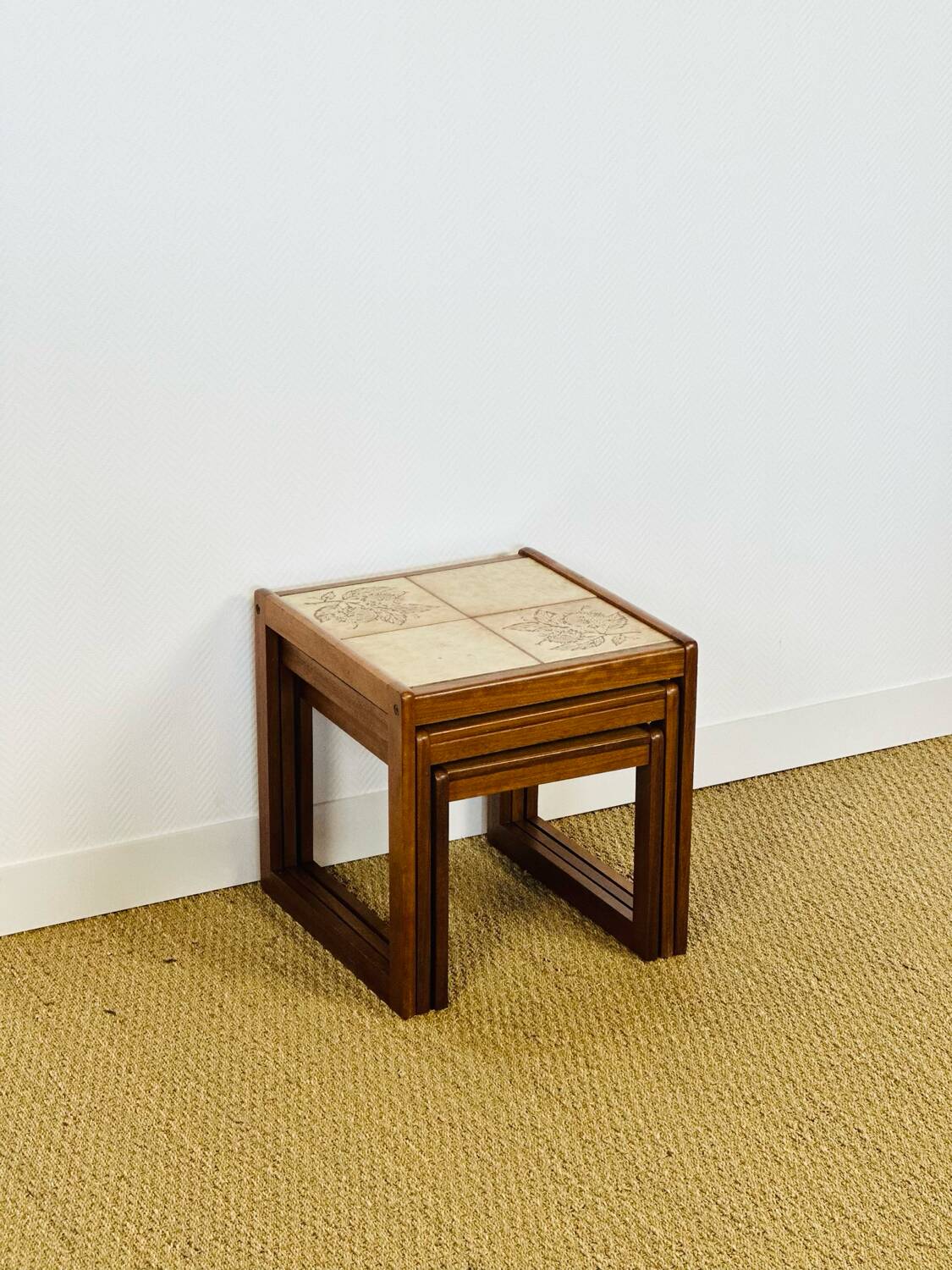 Nest of coffee tables in teak and ceramic