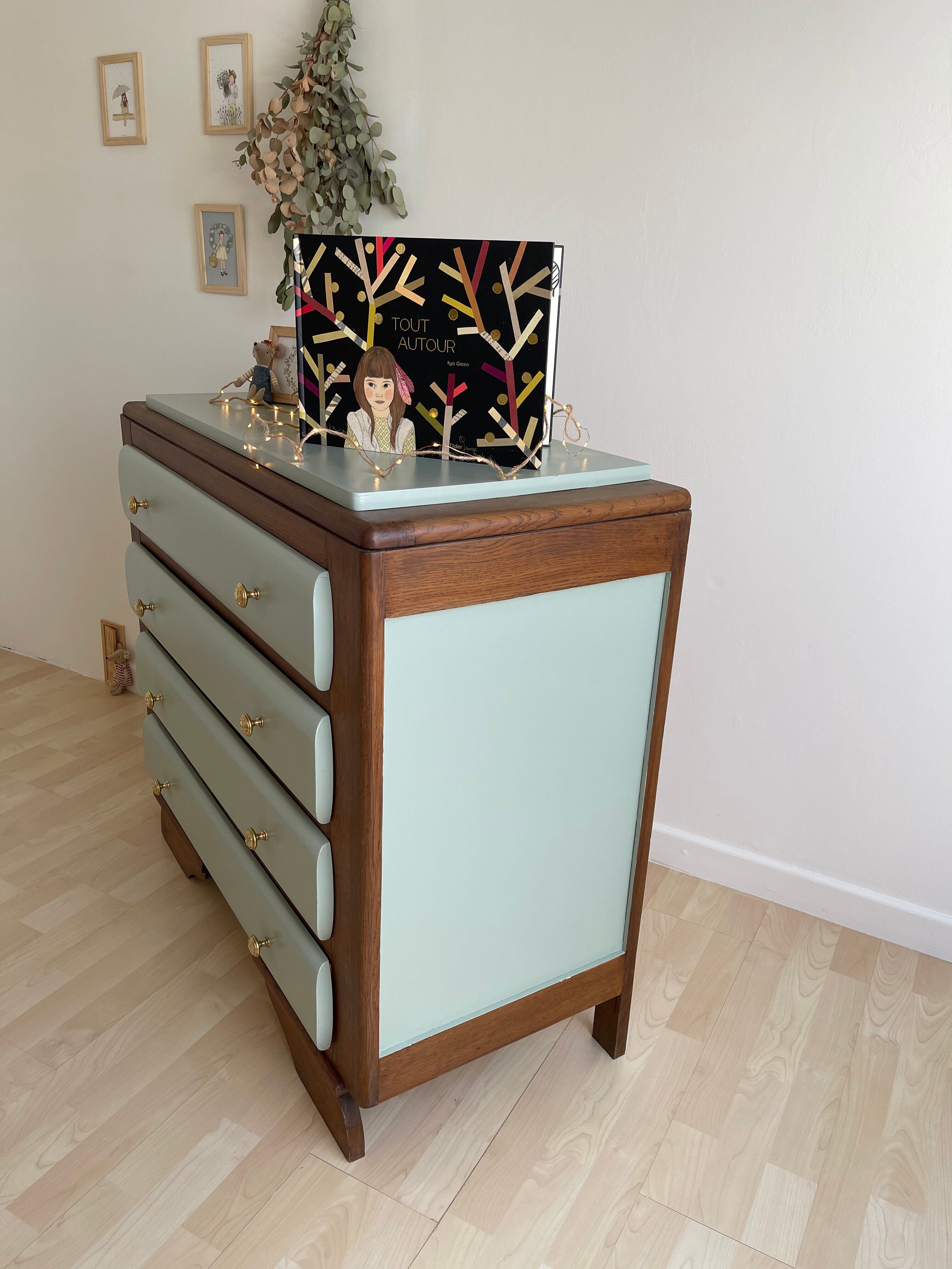 Commode vert pâle
