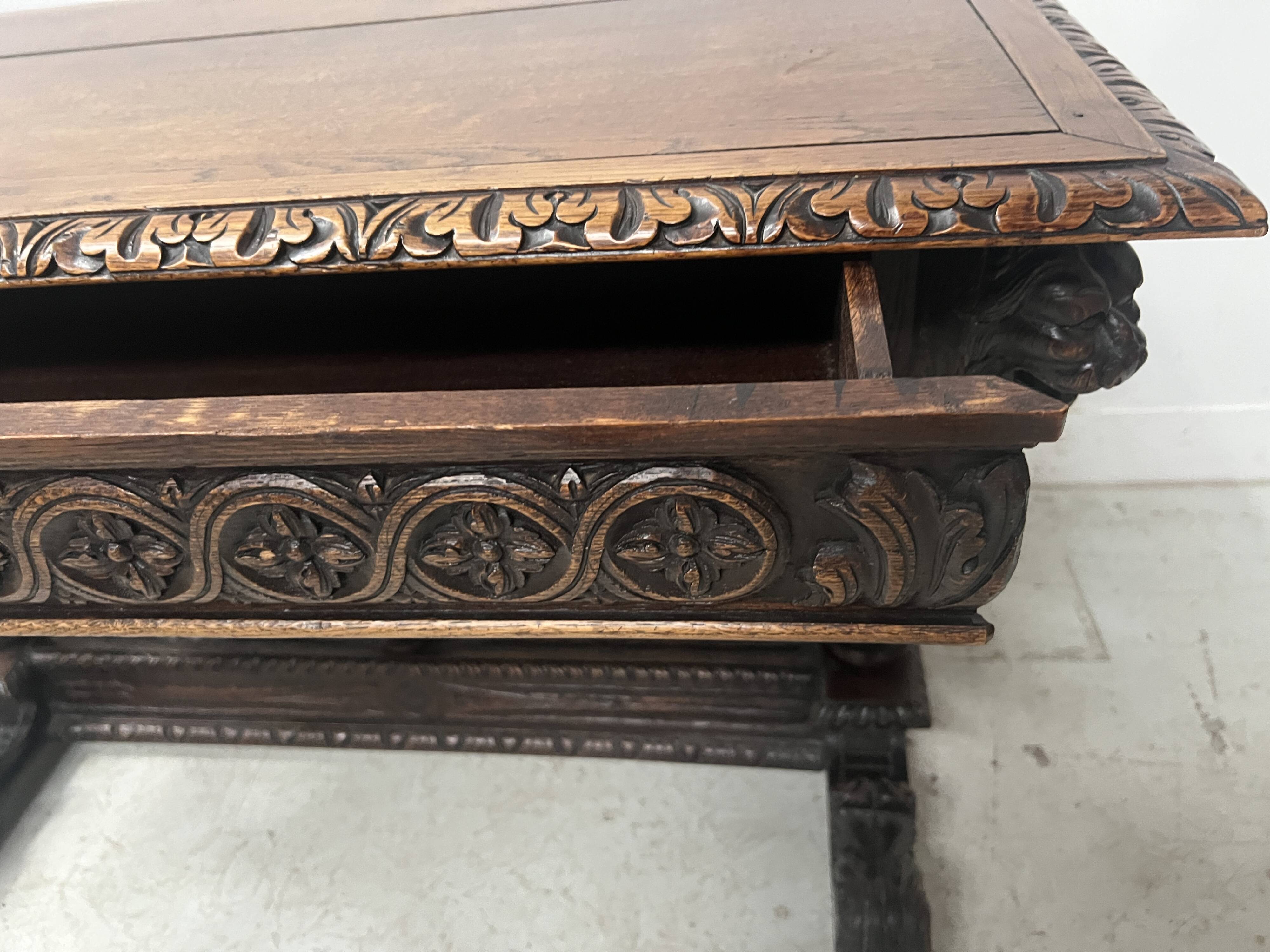 Bureau renaissance en chene sculpté XIX siècle