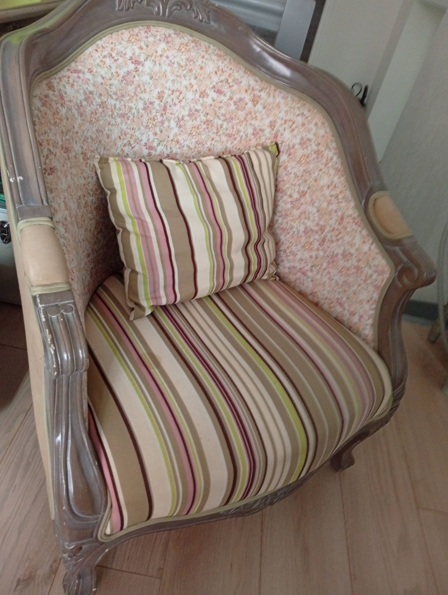 "Romantic" style armchair