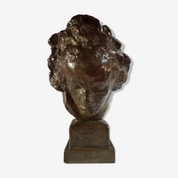 Buste de Beethoven en terre cuite vert bronze patiné.