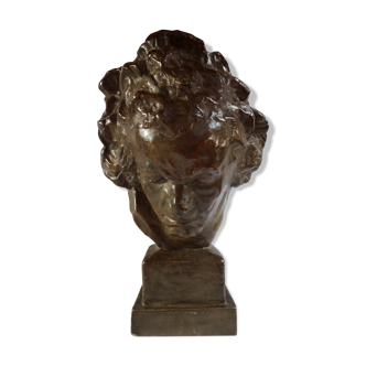 Buste de Beethoven en terre cuite vert bronze patiné.