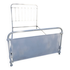 lit en métal blanc,