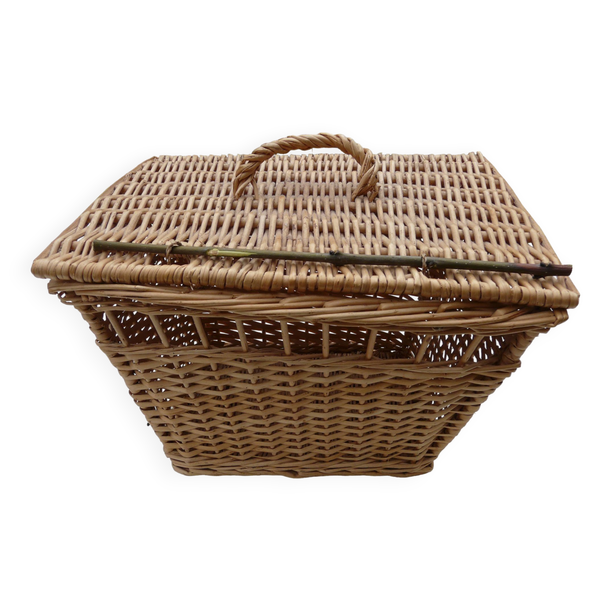 Vintage wicker basket for poultry rabbit