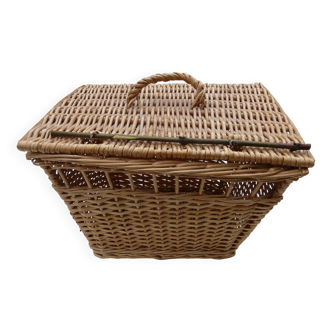 Vintage wicker basket for poultry rabbit
