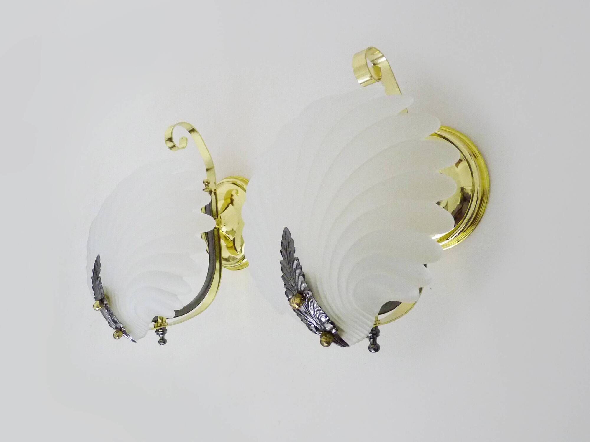 Pair of shell wall lights in glass and gold-plated metal. 1980s
