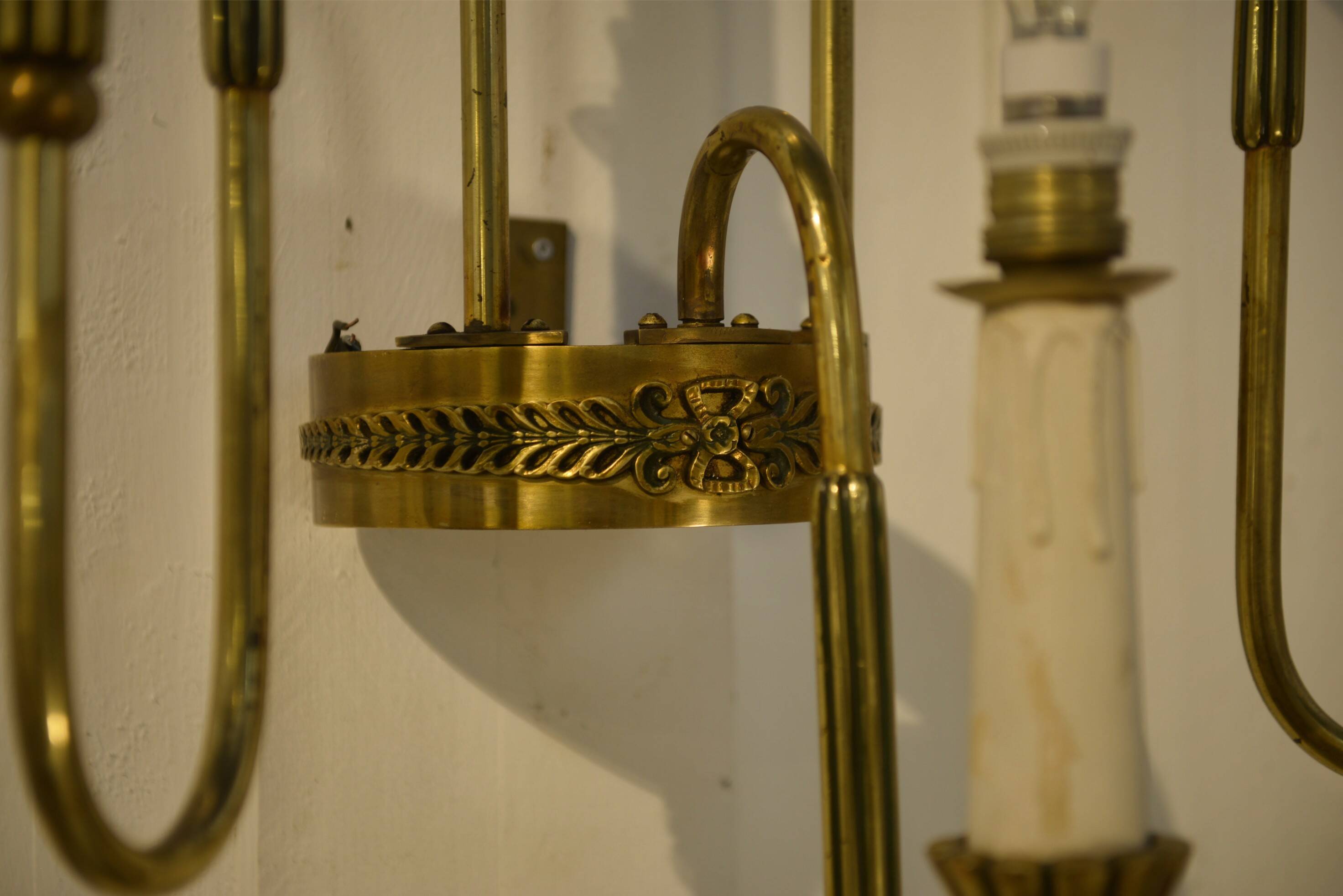 Monumental bronze wall light with three arms, neoclassical Art Deco from the 1940s.