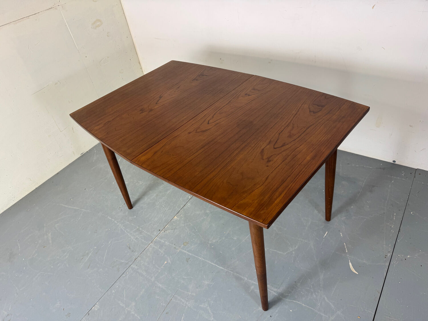 Table de salle à manger extensible en teck, style danois vintage des années 1950.