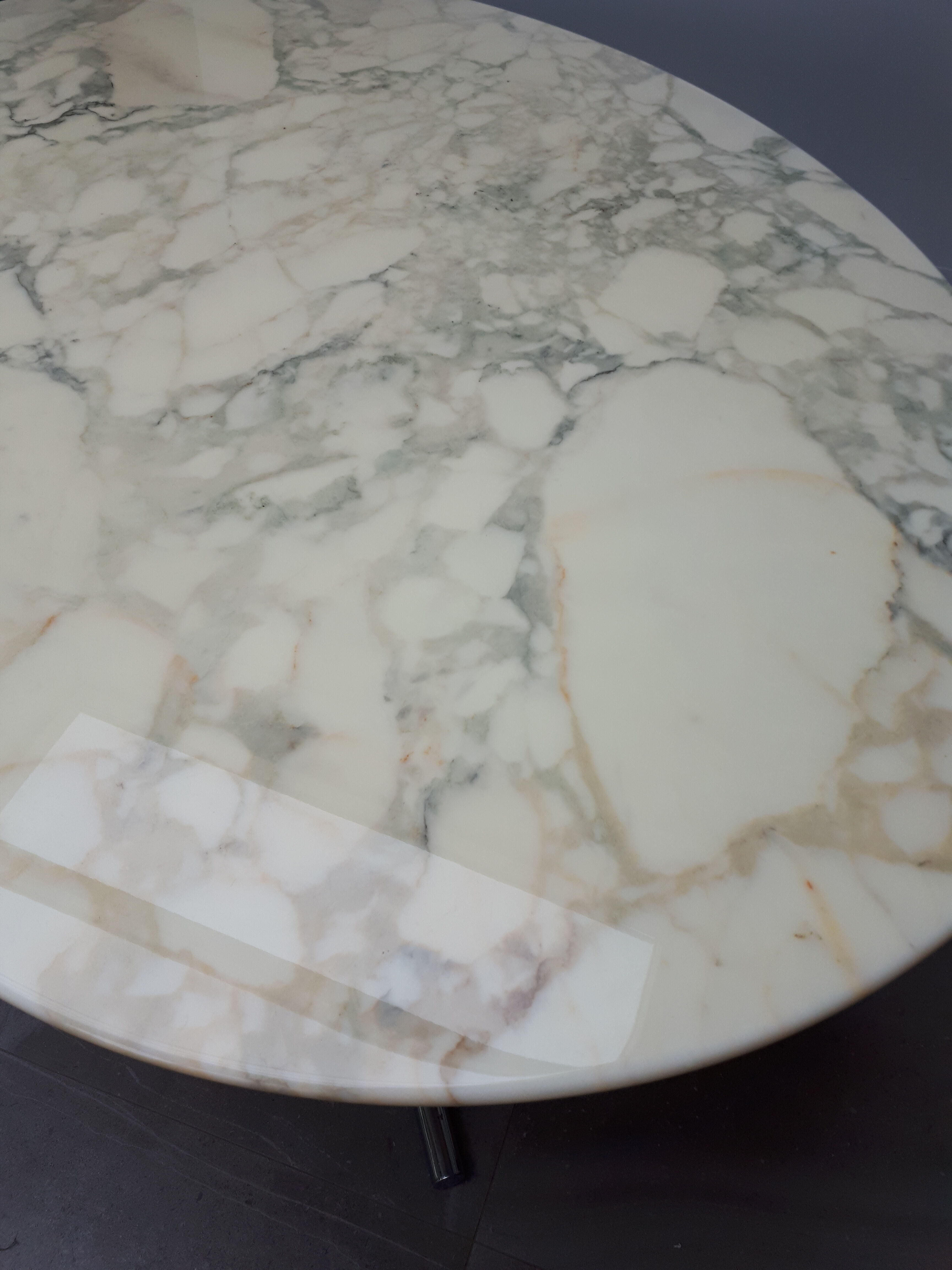 Marble table of the 70s at Roche Bobois
