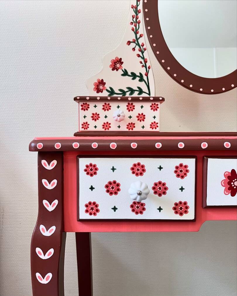 Coiffeuse peinte à la main