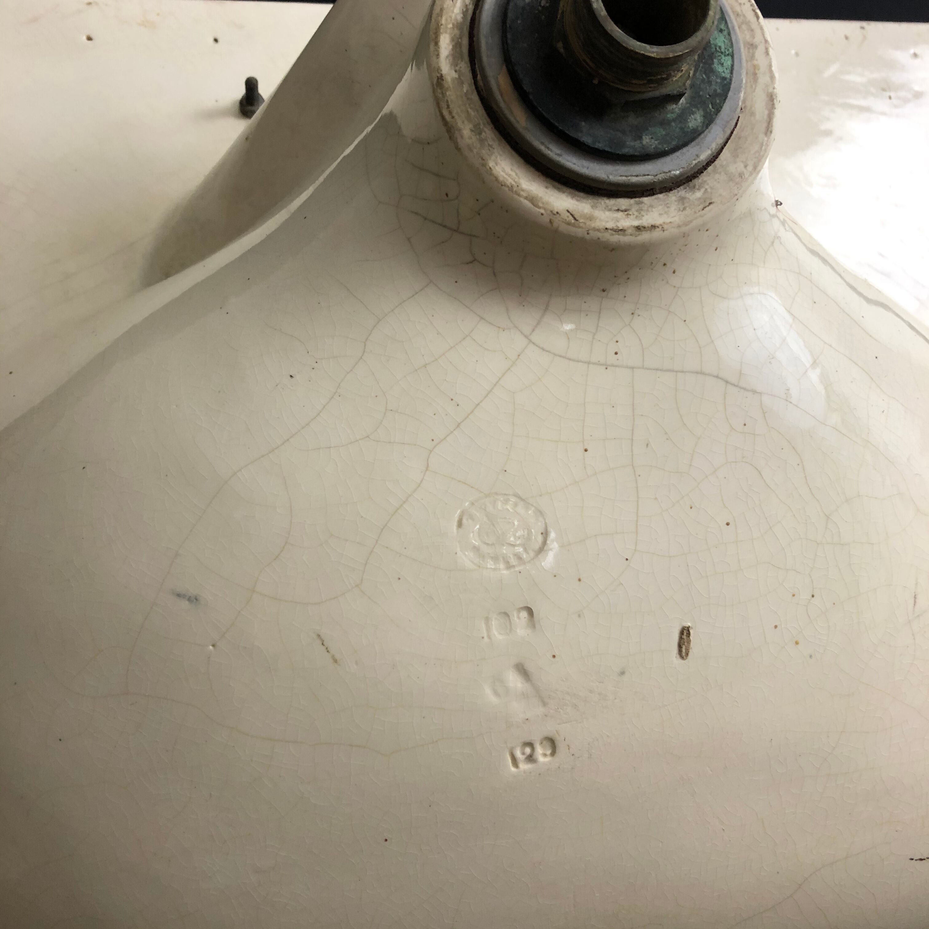 Ancient sink - English earthenware