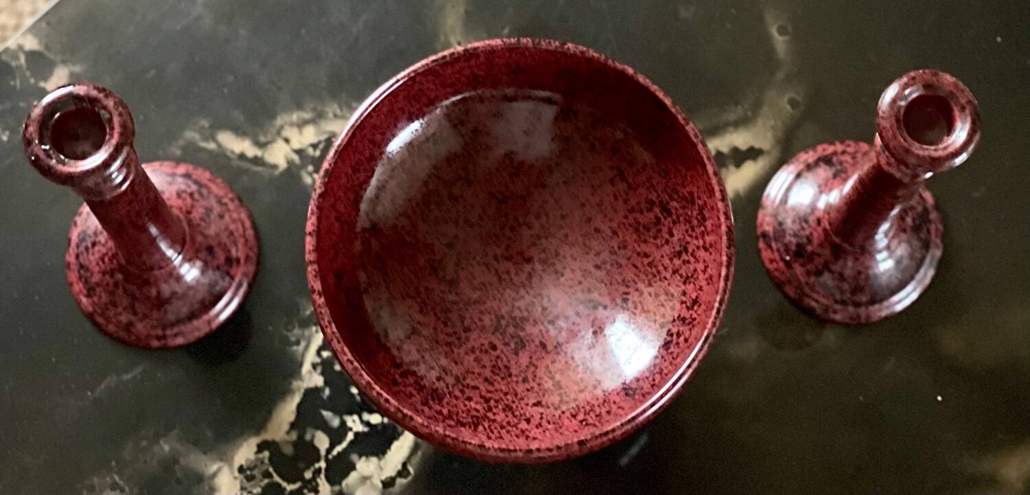Candlesticks and bowl in speckled ceramic.