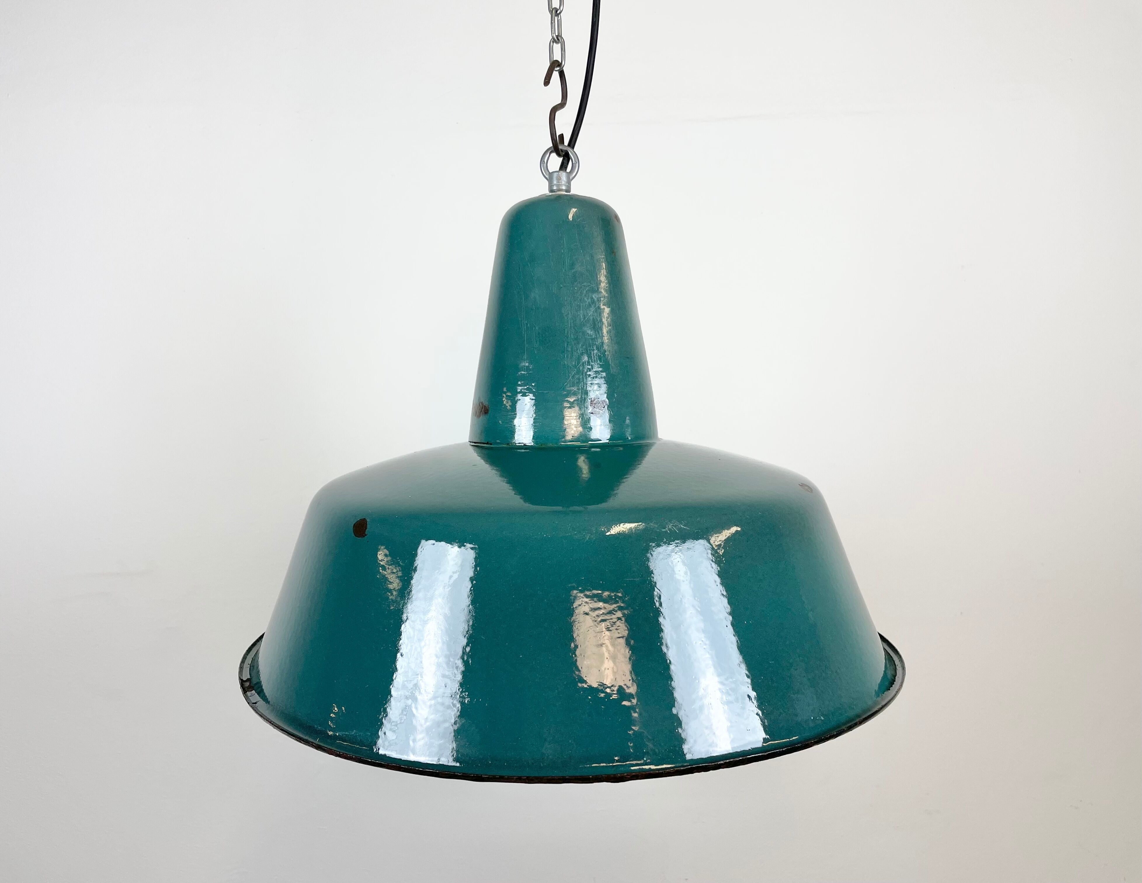 Lampe d'usine industrielle en émail vert, années 1960