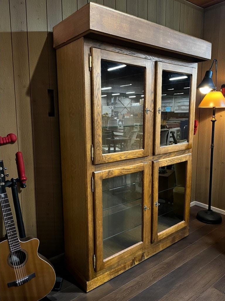 Vitrine vintage robuste en bois / armoire