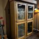 Vitrine vintage robuste en bois / armoire
