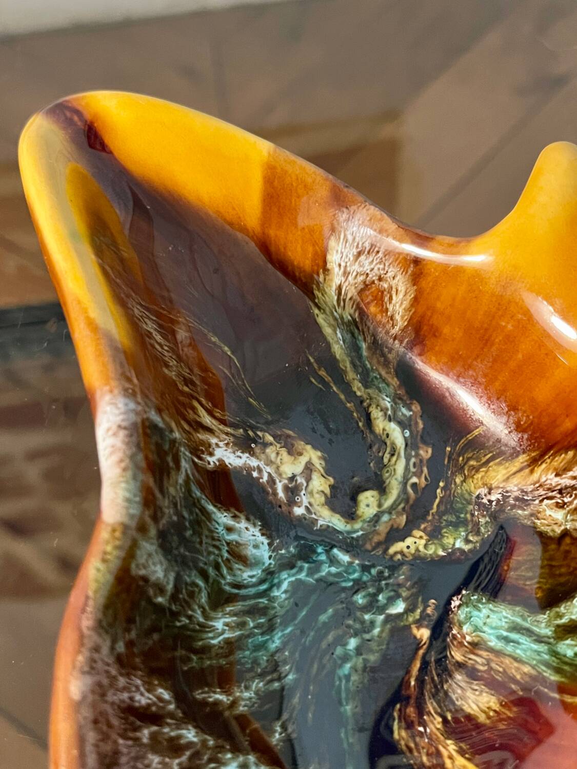 Vine leaf pocket emptier, characteristic of Vallauris